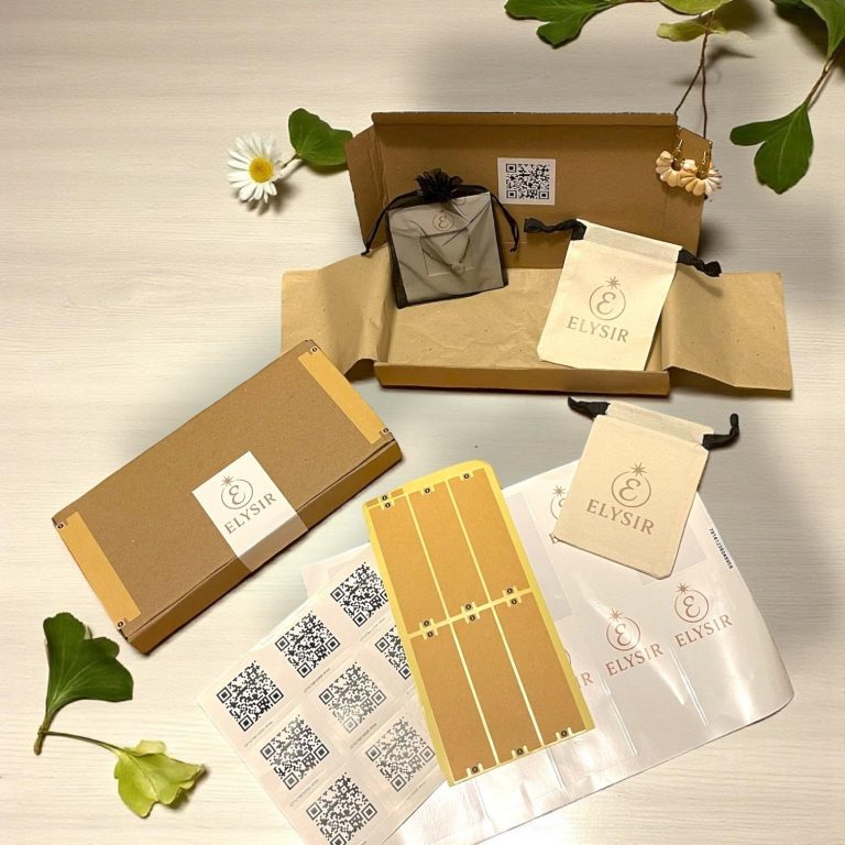 Ensemble de produits dans des emballages en carton, accompagnés d'étiquettes et de motifs.
